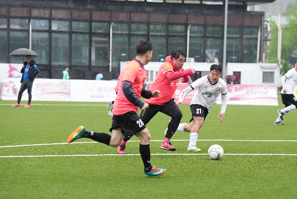 雨战凸显"连超"技术流|大连|球队|足球队_新浪新闻