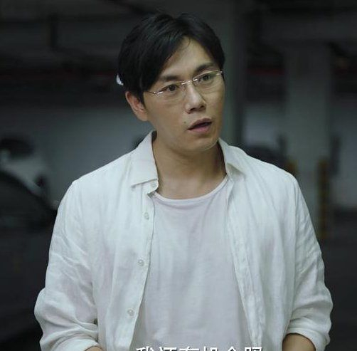 彭于晏自拍意外撞脸张东升,男神自拍角度太“迷”