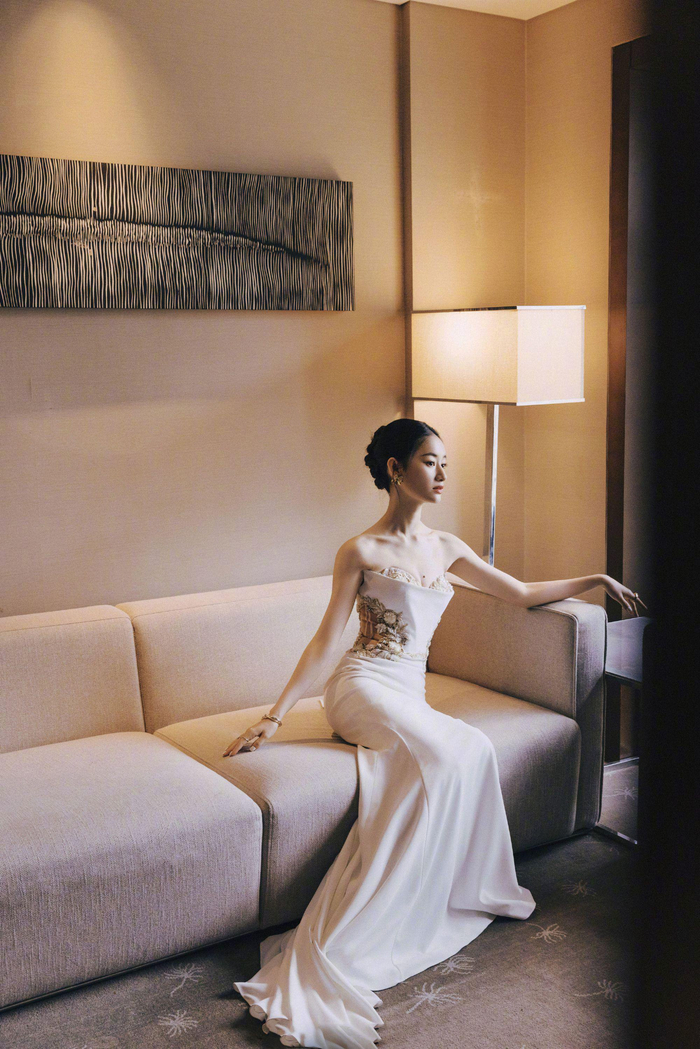 郭晓婷一身白色礼服出席国剧盛典,清雅脱俗,美丽动人