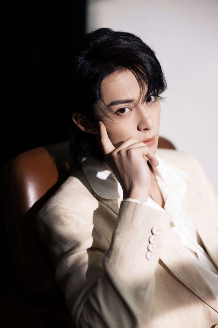 王鹤棣最新造型,镂空西装儒雅时尚,帅出新高度