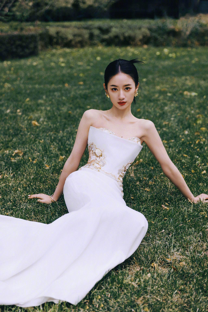 郭晓婷一身白色礼服出席国剧盛典,清雅脱俗,美丽动人