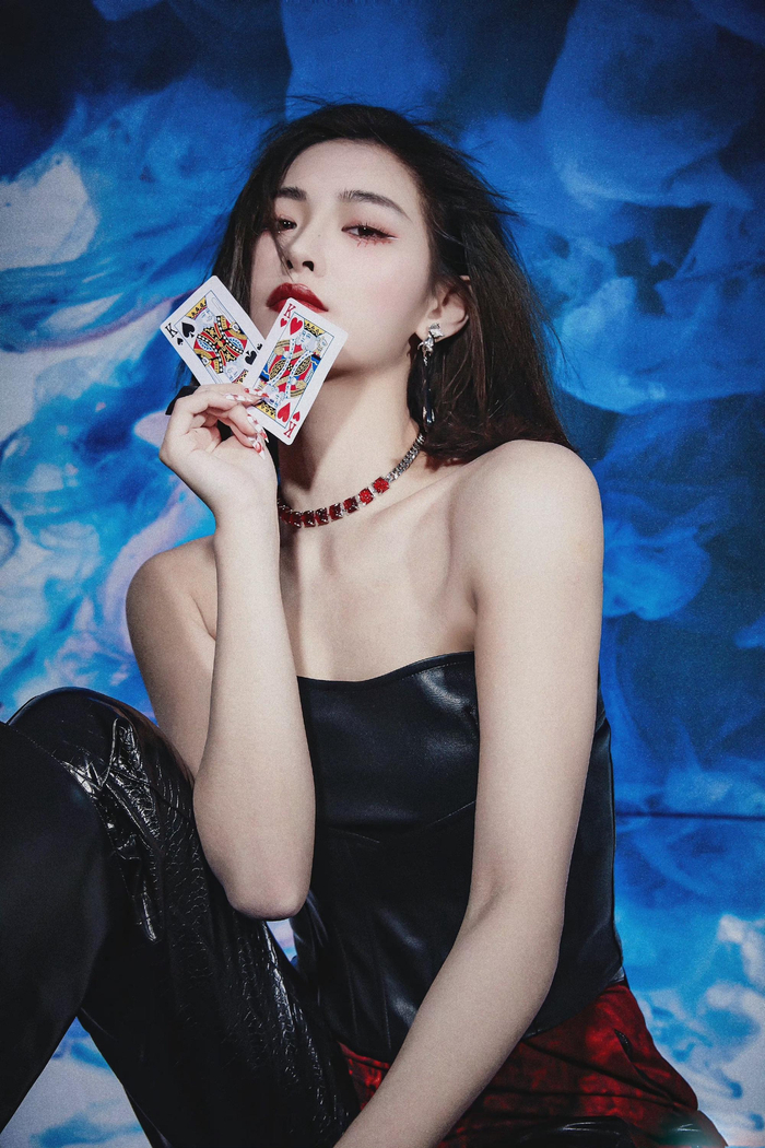 许佳琪全新单曲大片来袭,一身黑色皮衣77红唇造型酷飒魅惑__财经