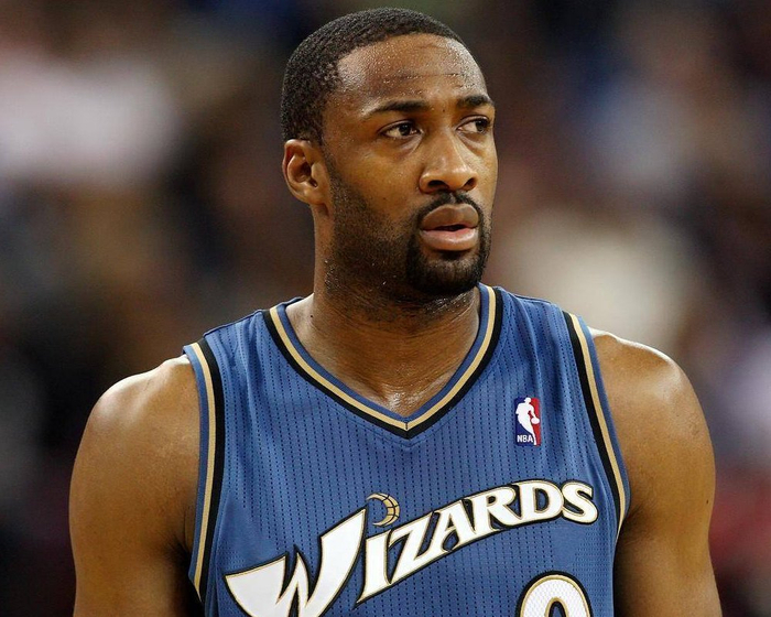 阿里纳斯职业生涯虽然短暂,但可是在科比头上拿60分的巨星|阿里纳斯