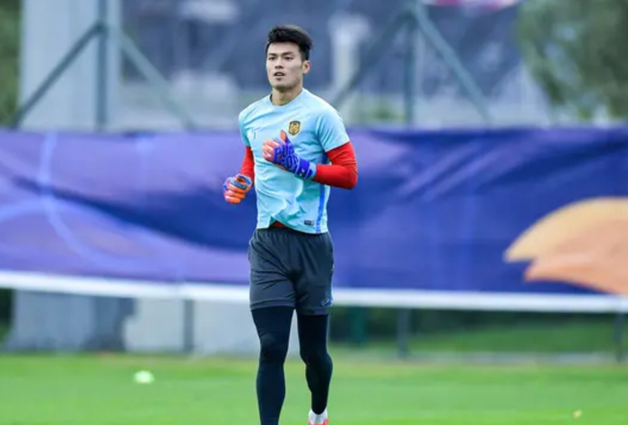 江苏苏宁队员备战比赛中超第10轮大连人对阵江苏苏宁俱乐部