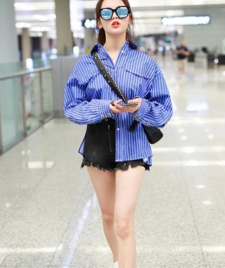 杨超越穿粉色牛仔套装,扎高丸子头脚蹬马丁靴,造型娇俏又甜美