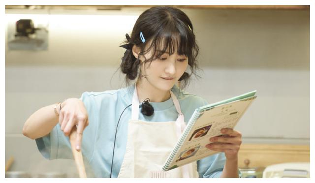 奇妙小森林晒郑爽美照蝴蝶结双麻花辫学做菜的样子好可爱