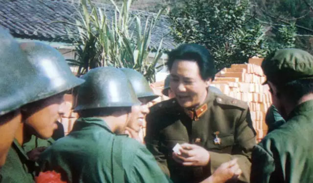 对越反击战前线照片:蒋大为慰问演出,董文华演唱《十五的月亮》