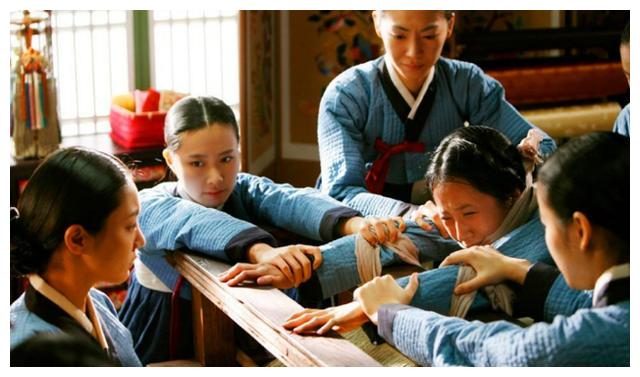 在古代押送犯人的苦力活,为何碰见女囚犯,狱卒们都会抢着去?