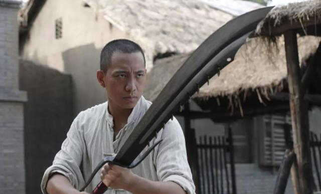 史进的兵器三尖两刃刀上,为什么有八个环?环有何作用