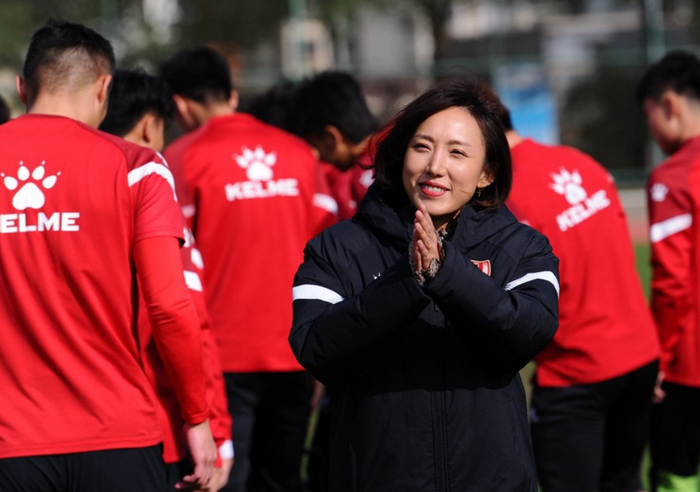 贵州足球队美女老总文筱婷近日现身球队训练场