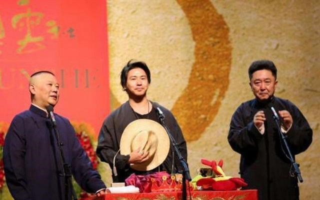 也是从那时起,欧弟的演艺生涯就走了下坡路,虽然在这期间又拜师