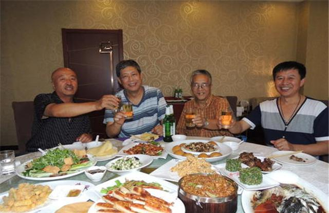 别人请你吃饭的时候,要牢记这几点,很关键,不然人缘会越来越差