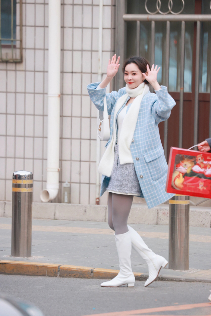 宋轶的穿搭好好看蓝色格子外套清新美丽搭配上灰色丝袜