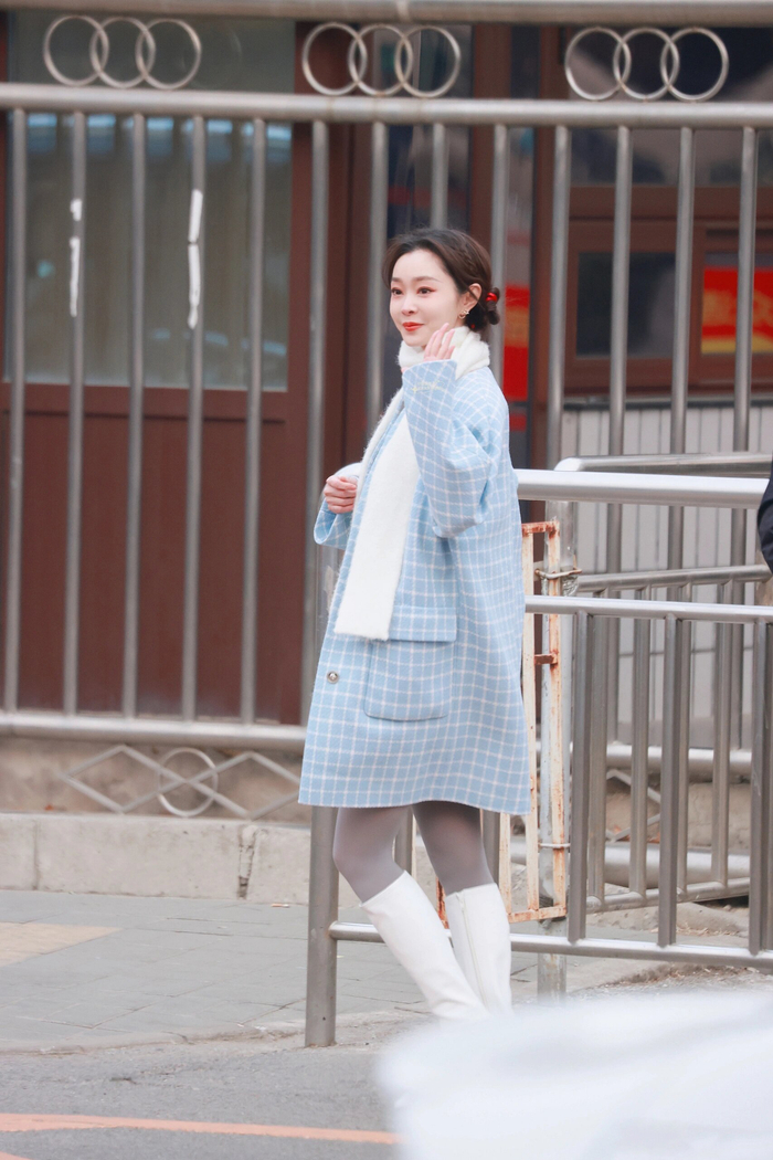 6宋轶的穿搭好好看,蓝色格子外套清新美丽搭配上灰色丝袜和白色靴子后