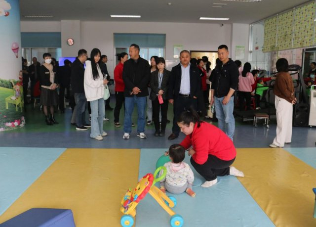 成都市儿童福利院公众开放日举办集体生日会