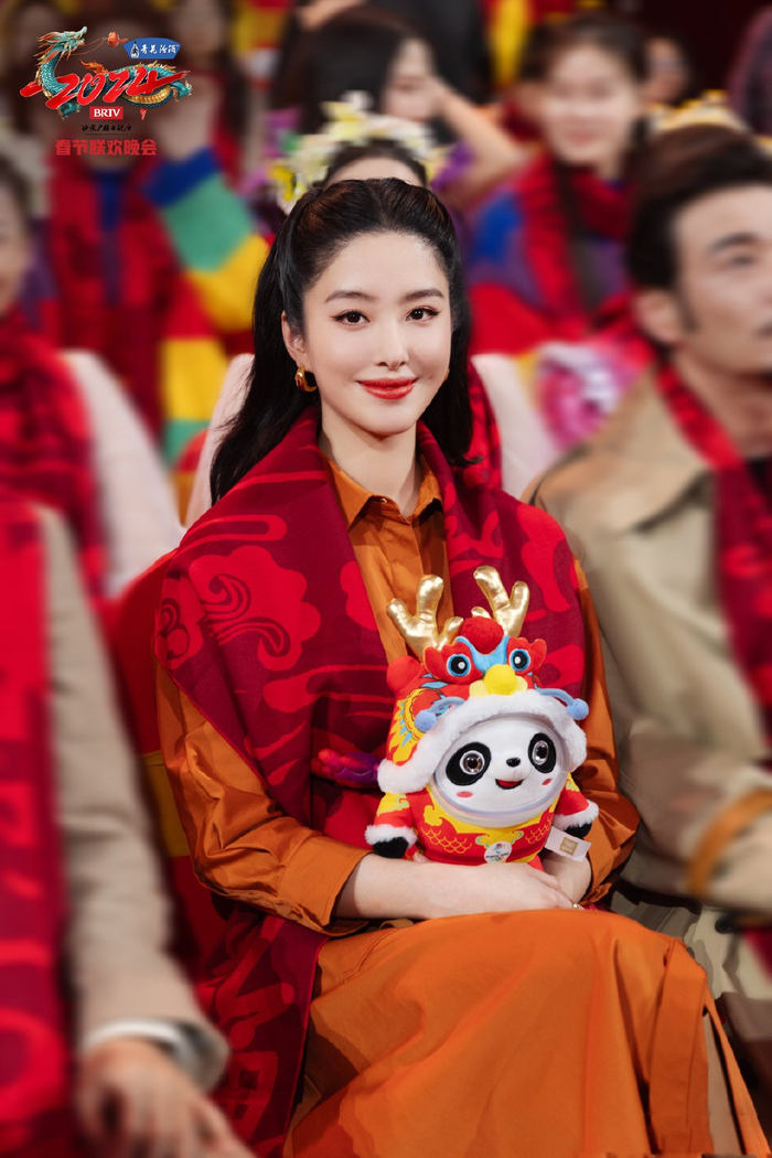 杨采钰春晚的穿搭好漂亮啊杨采钰的颜值和气质还是那么在线