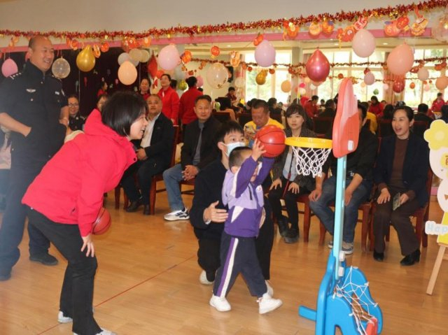 成都市儿童福利院公众开放日举办集体生日会