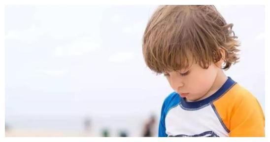 孩子胆小懦弱,与4个因素有关,家长需要帮他改正性格