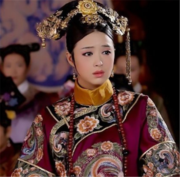 甄嬛传:甄嬛误穿纯元故衣皇帝大怒,为何华妃穿就没事呢?