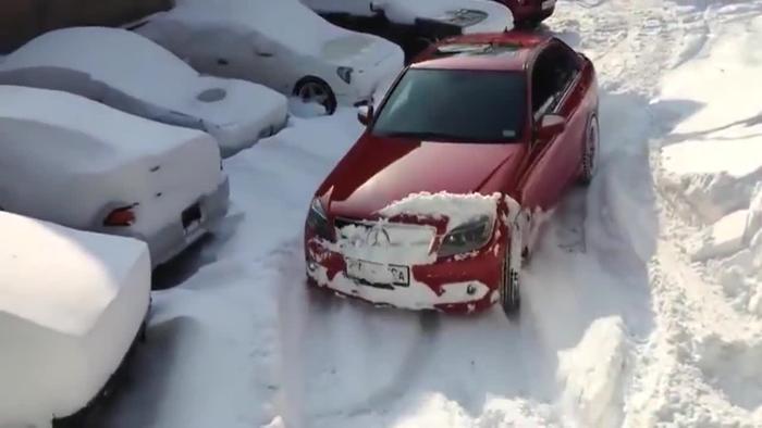 女司机雪地陷车图片