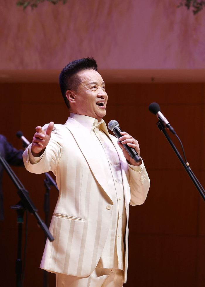 阎维文师生北京音乐厅唱响“永远的小白杨”|阎维文|小白杨_新浪新闻