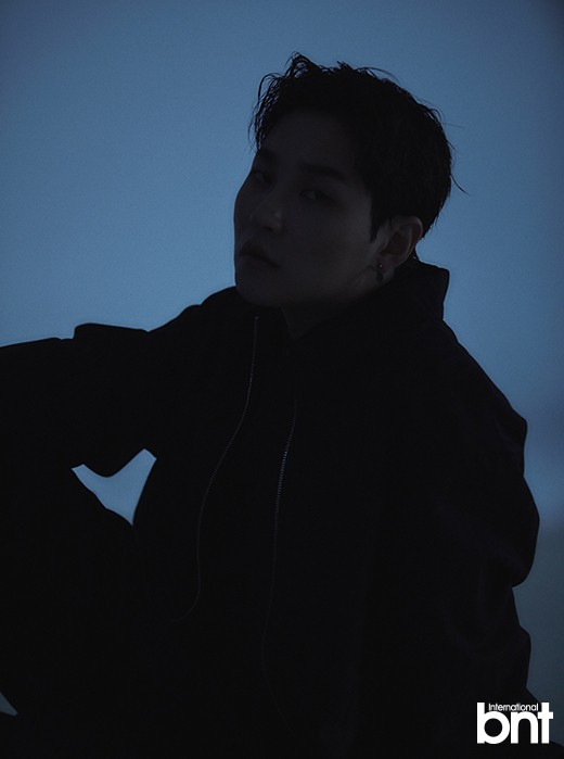 韩国歌手dindin最新杂志写真曝光帅气不羁