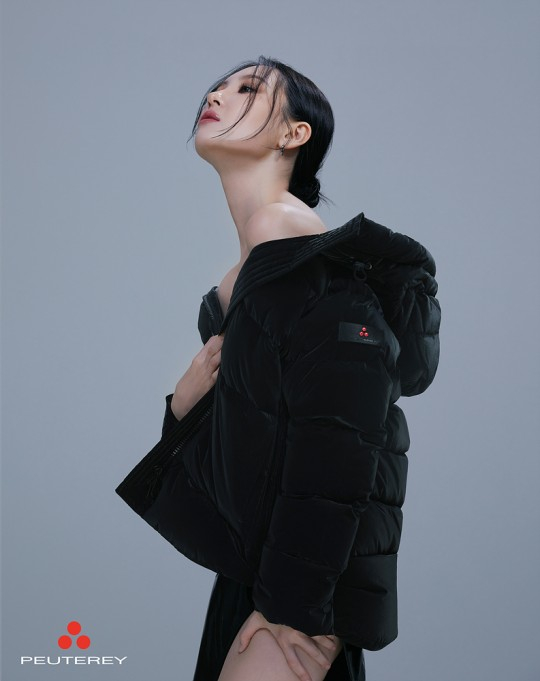 韩国女歌手宣美近日为代言的服装品牌拍摄了一组最新宣传照.