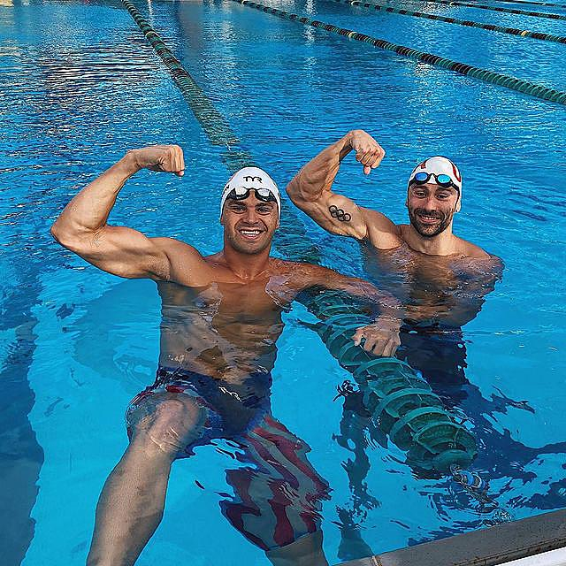 奥运游泳项目金牌得主欧文(anthony ervin)推文告诉迪拉多,安德鲁去年