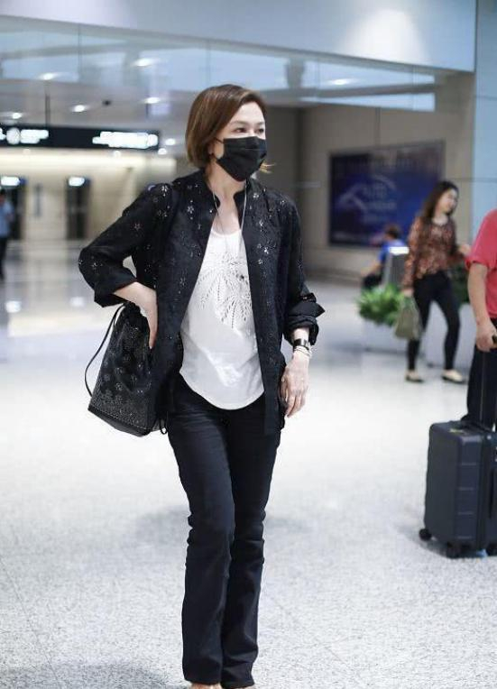 关之琳走机场,穿钉珠衬衫皮肤白嫩气质高雅