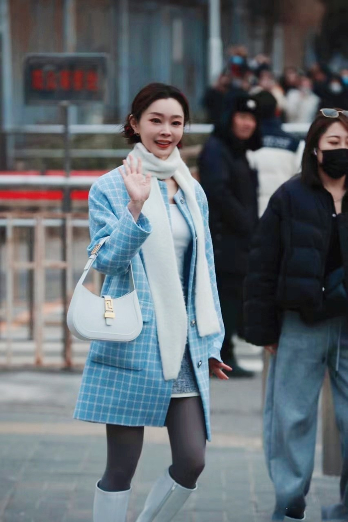 6宋轶的穿搭好好看,蓝色格子外套清新美丽搭配上灰色丝袜和白色靴子后