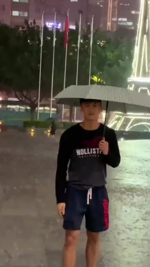 小哥哥雨中打着伞秀腹肌,真是走到哪里都可以秀身材呀