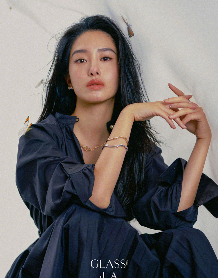 杨采钰登上《glass》中文版12月刊封面,群蝶环绕间神秘又迷人