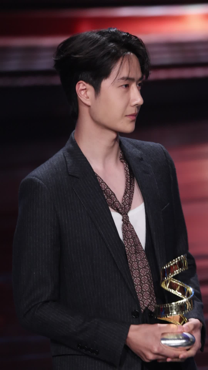 王一博微博电影之夜侧颜超绝台上玩憋笑游戏秒破功笑容迷人