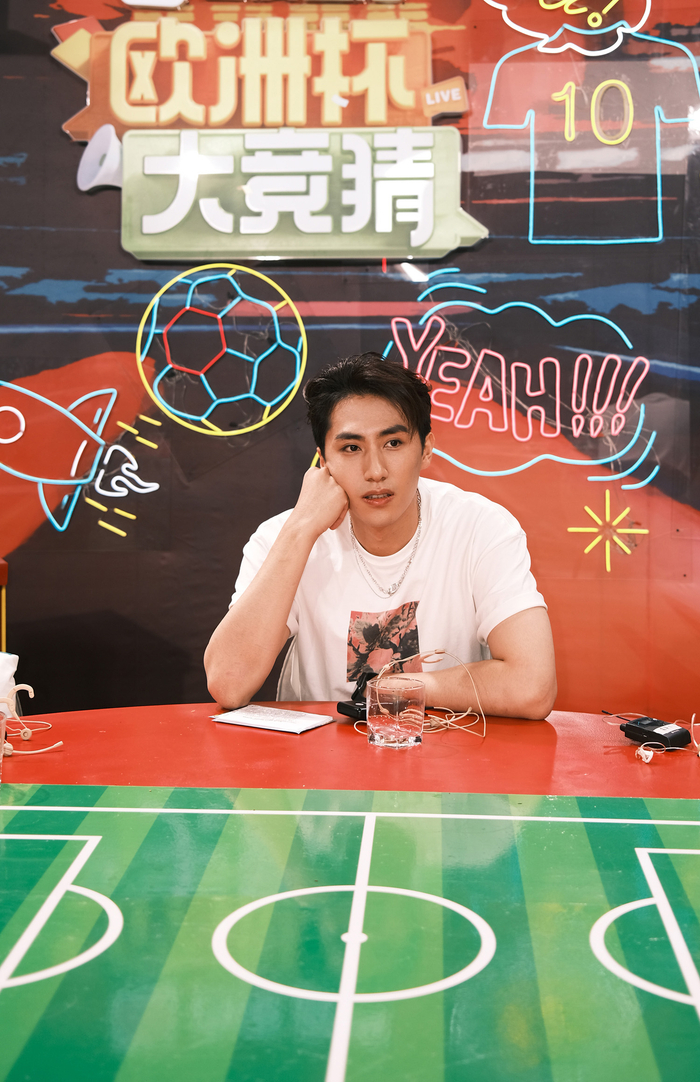 演员刘迅直播观战欧洲杯:从小踢球差点成为职业球员|遇见你之后|疯驰电掣|运动员|主演的电视剧|足球_新浪体育_新浪新闻