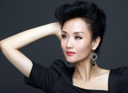54岁演员李颖近照曝光,一身旗袍尽显女性优雅,儿女都是运动员