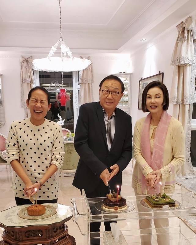 喜剧泰斗许冠文79岁生日,与妻子挽手靠肩秀恩爱,奢华豪宅曝光|谢玲玲|许冠杰|装修|身材_新浪新闻