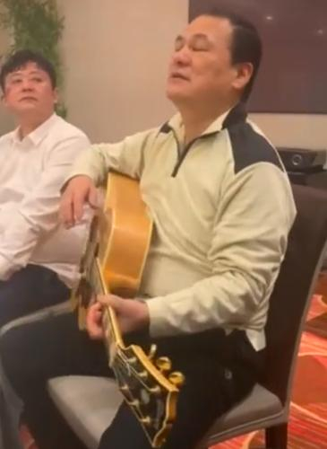 58岁张行近况心酸,饭局献唱秃顶严重,巅峰时曾因罪入狱