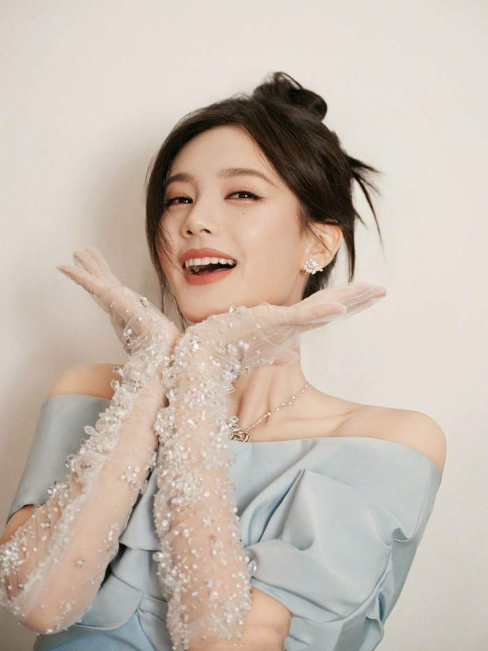 李一桐一身奶蓝色长礼服现身国剧盛典,笑眼盈盈,清新可爱