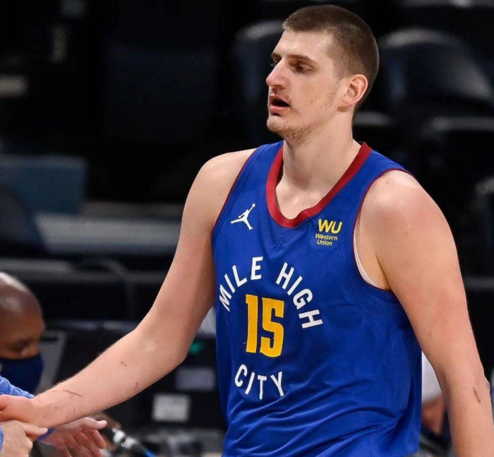 约基奇率领掘金冲击总冠军展现超级中锋统治力