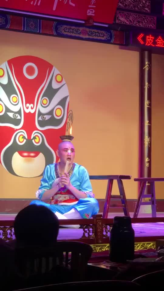 难得一见的川剧滚灯,练绝活的丑角有张娃娃脸,大家还记得吗