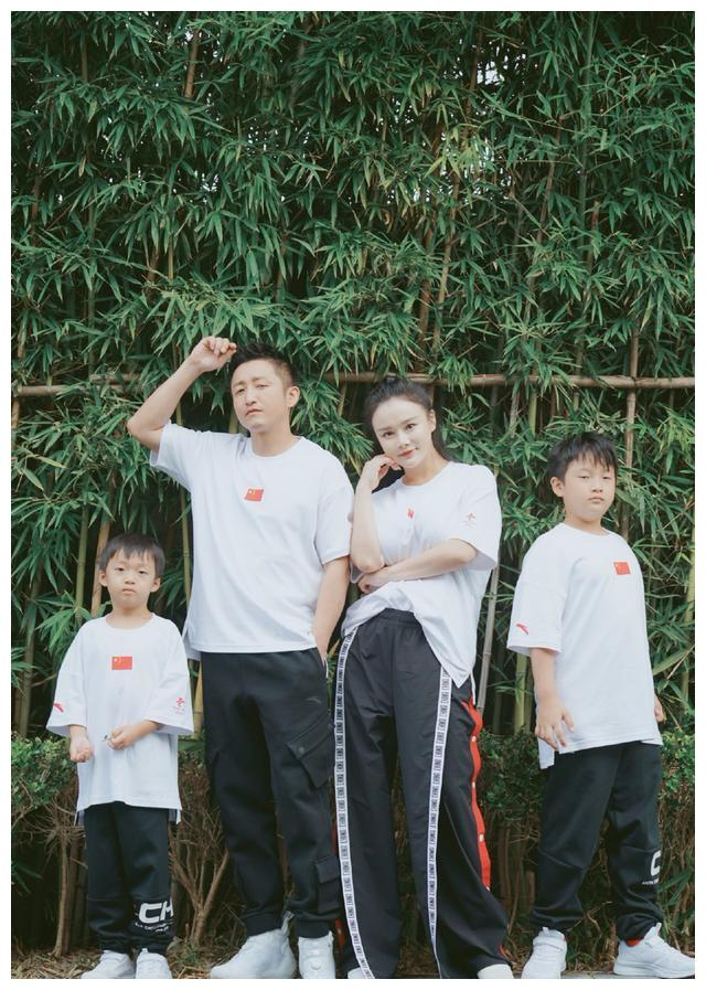 9岁轩轩身高紧赶妈妈,二儿子神似妈妈|邹市明|冉莹颖|邹明轩_新浪新闻