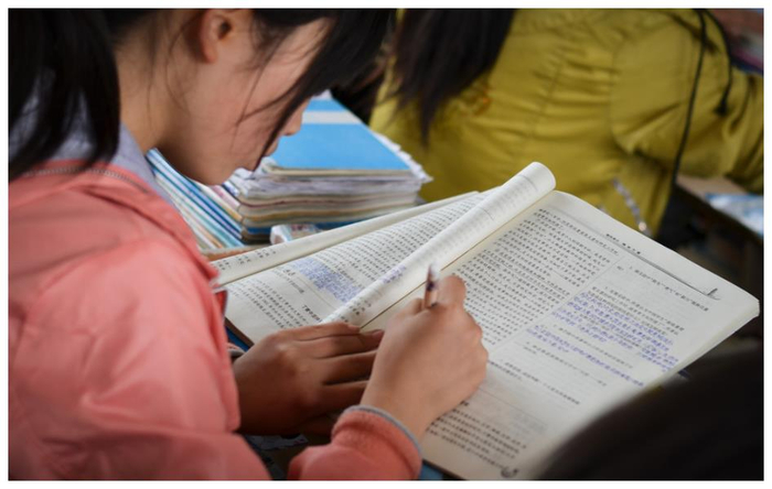 学渣抄作业的“名场面”,老师看后哈哈大笑,直接给了零分