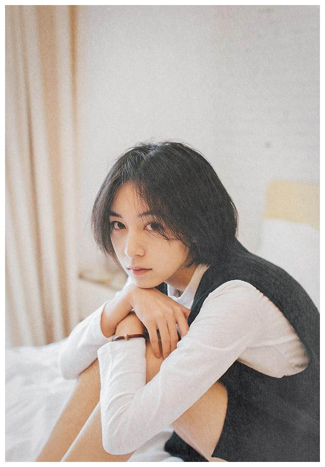 因为出道比较晚,吴雅君今年已经27岁了,作为一个女演员,感觉她走不了
