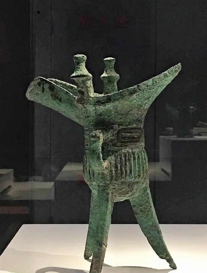 青铜“爵”，中国古代酒杯，各地博物馆的珍藏品