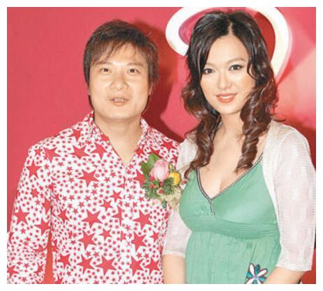 两人分手后,李珊珊更是明目张胆的流连于各种夜店,身边的男友也是换了