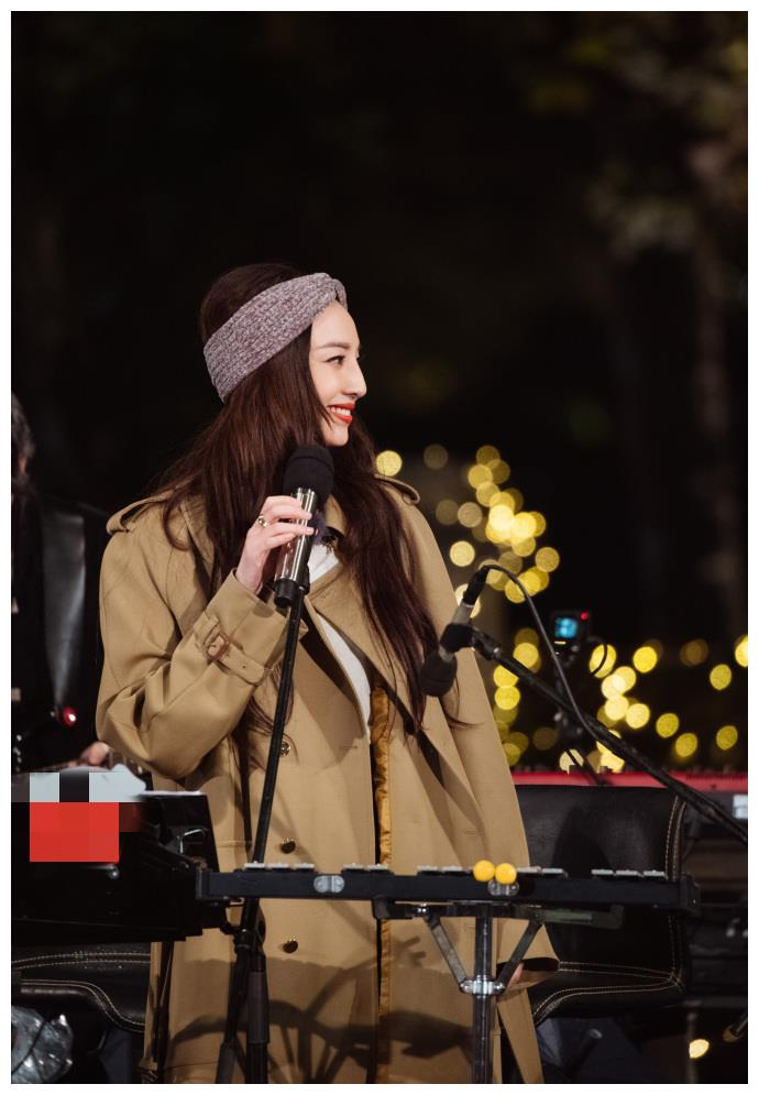 郑希怡波浪长发搭发带展异域风情,低头浅笑梨涡迷人