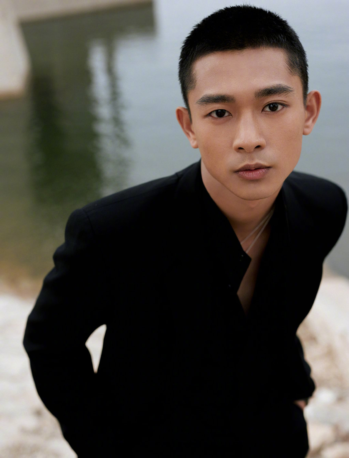 celine西装礼服搭配piaget腕表及珠宝,寸头造型有点野~張宥浩出席北影