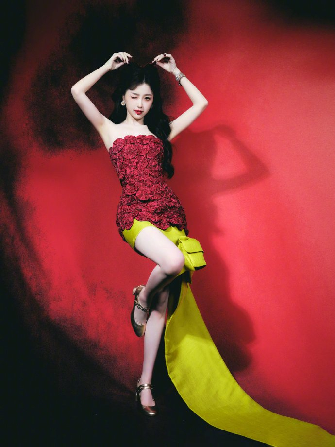 虞书欣身着CHRISTIAN LOUBOUTIN MISS JANE女士玛丽珍鞋__财经头条__新浪财经