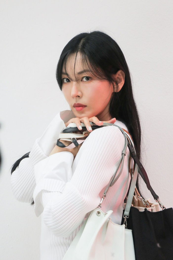 1/ 11韩国女艺人金素妍杂志写真片场照曝光