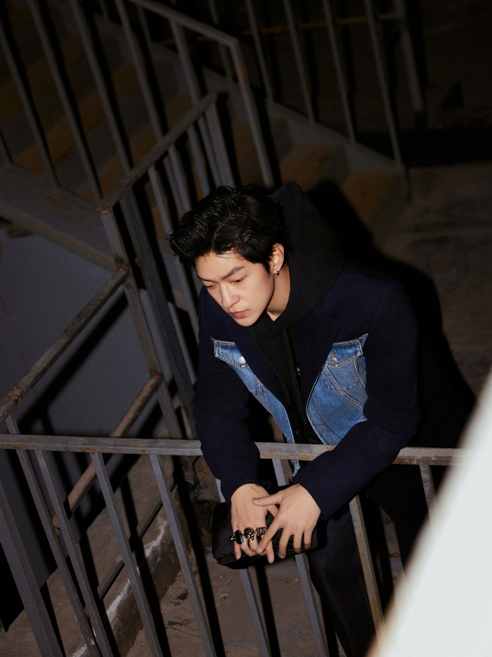 屈楚萧受邀前往巴黎出席alexandermcqueen2024秋冬发布秀